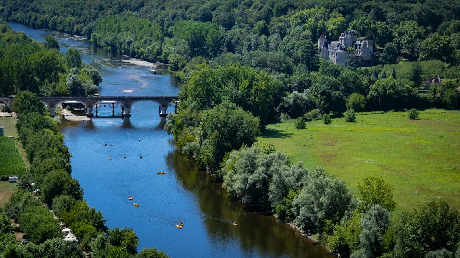 Pourquoi la Dordogne est idéale pour le canoë