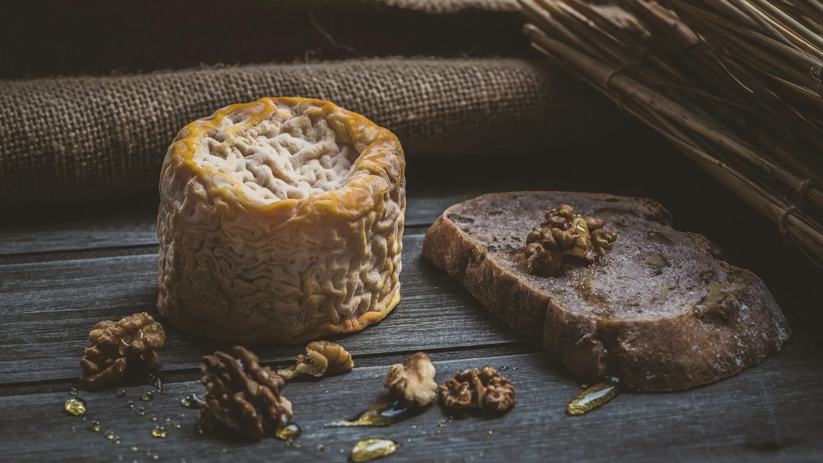 Étal de marché en Dordogne avec noix, cèpes, conserves de canard et produits du terroir périgourdin